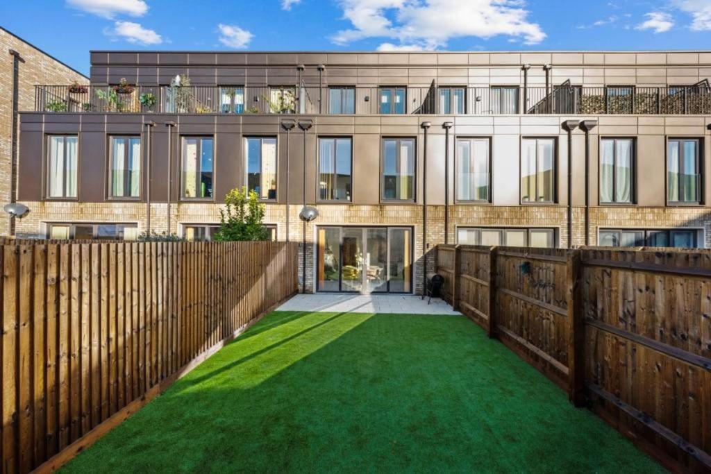 Amazing New Built Townhouse With Garden In London Villa Hendon Exterior photo